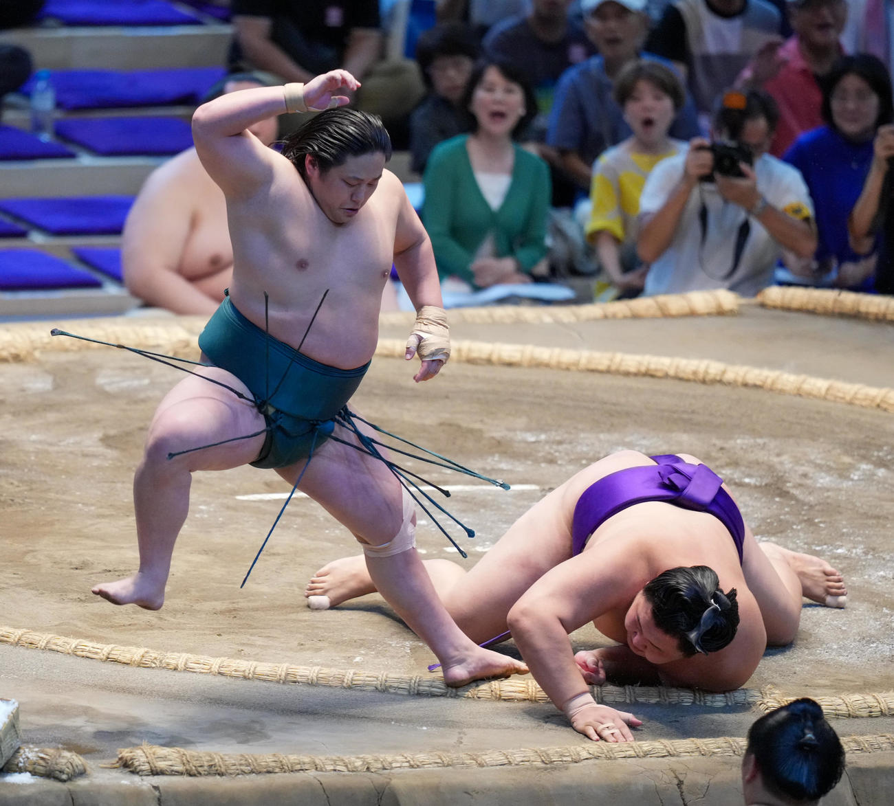 三田（左）は大青山をはたき込みで破る（撮影・小沢裕）