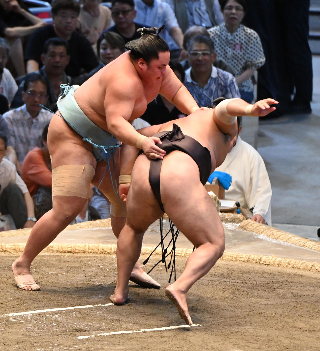 琴勝峰（左）は霧島を上手投げで破る（撮影・森本幸一）