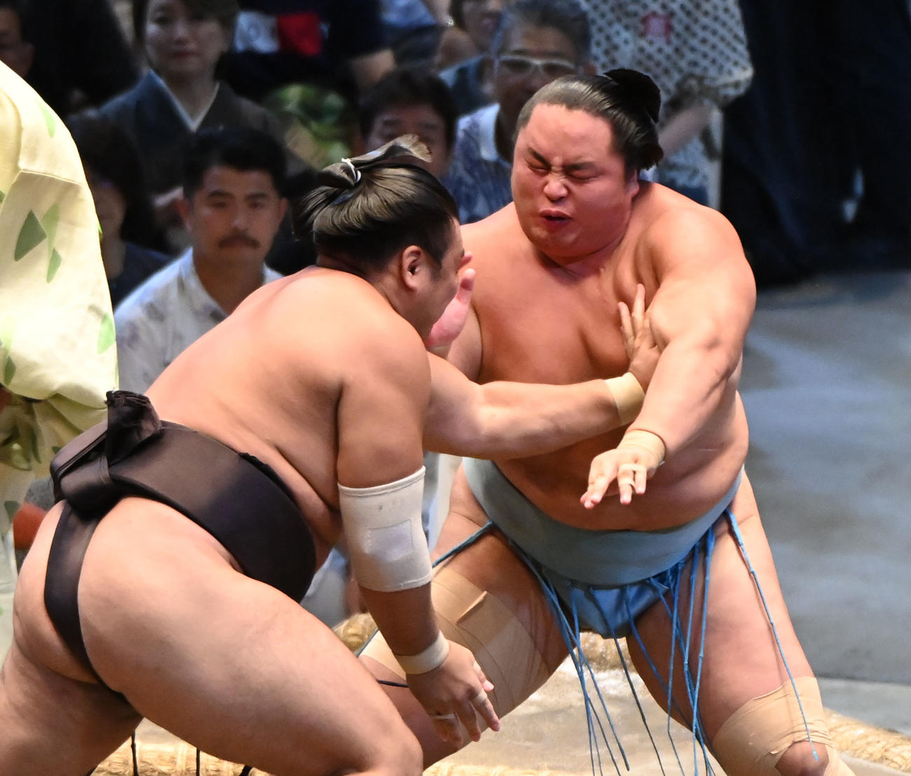 琴勝峰（右）は霧島を攻める（撮影・森本幸一）