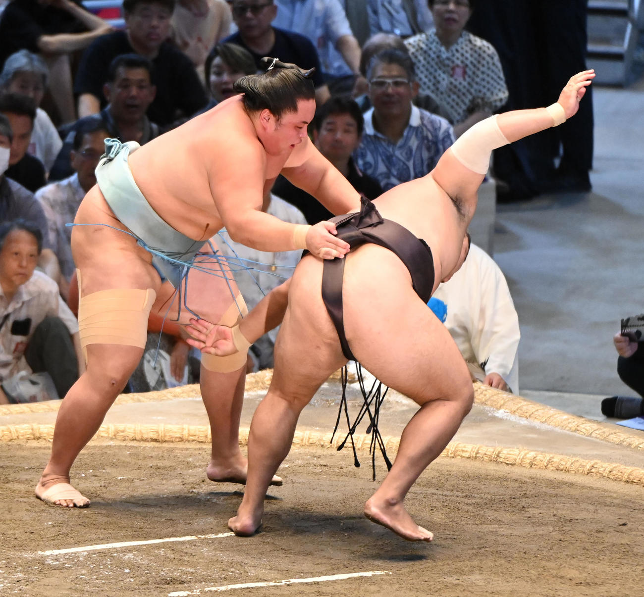 琴勝峰（左）は霧島を上手投げで破る（撮影・森本幸一）