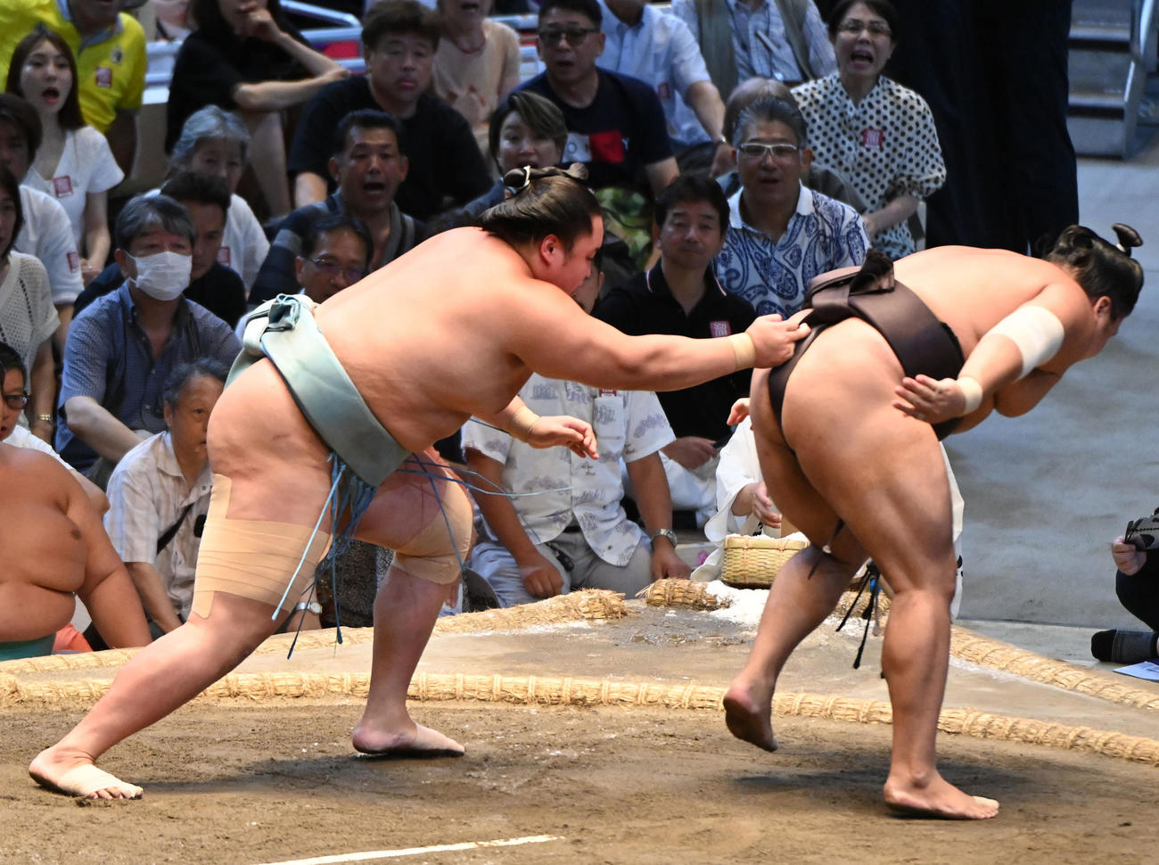 琴勝峰（左）は霧島を上手投げで破る（撮影・森本幸一）