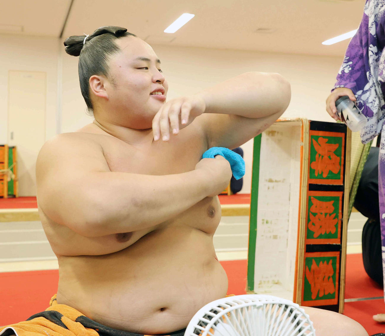 支度部屋で笑顔を見せる琴勝峰（代表撮影）