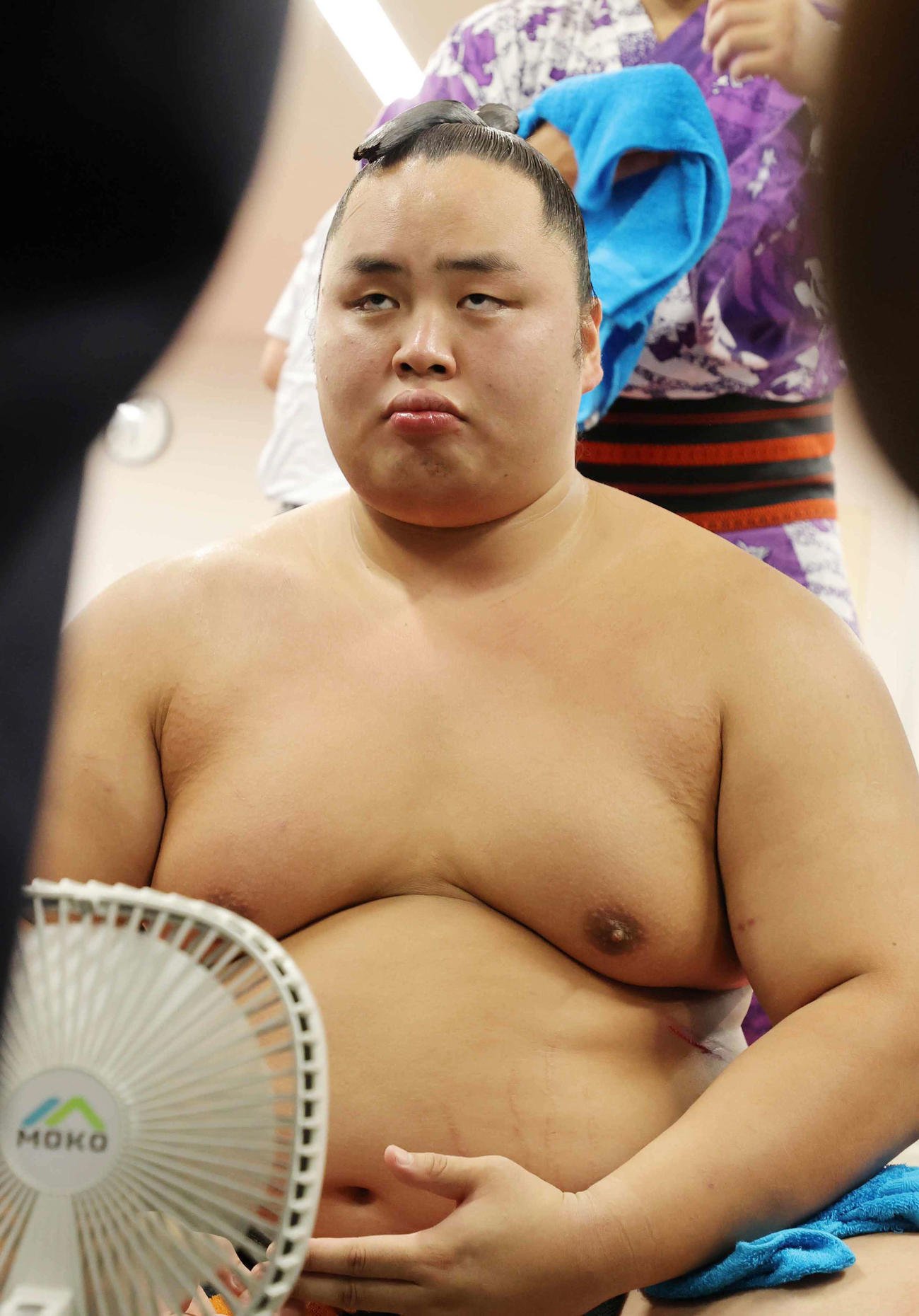 支度部屋で報道陣の取材に応える琴勝峰（代表撮影）