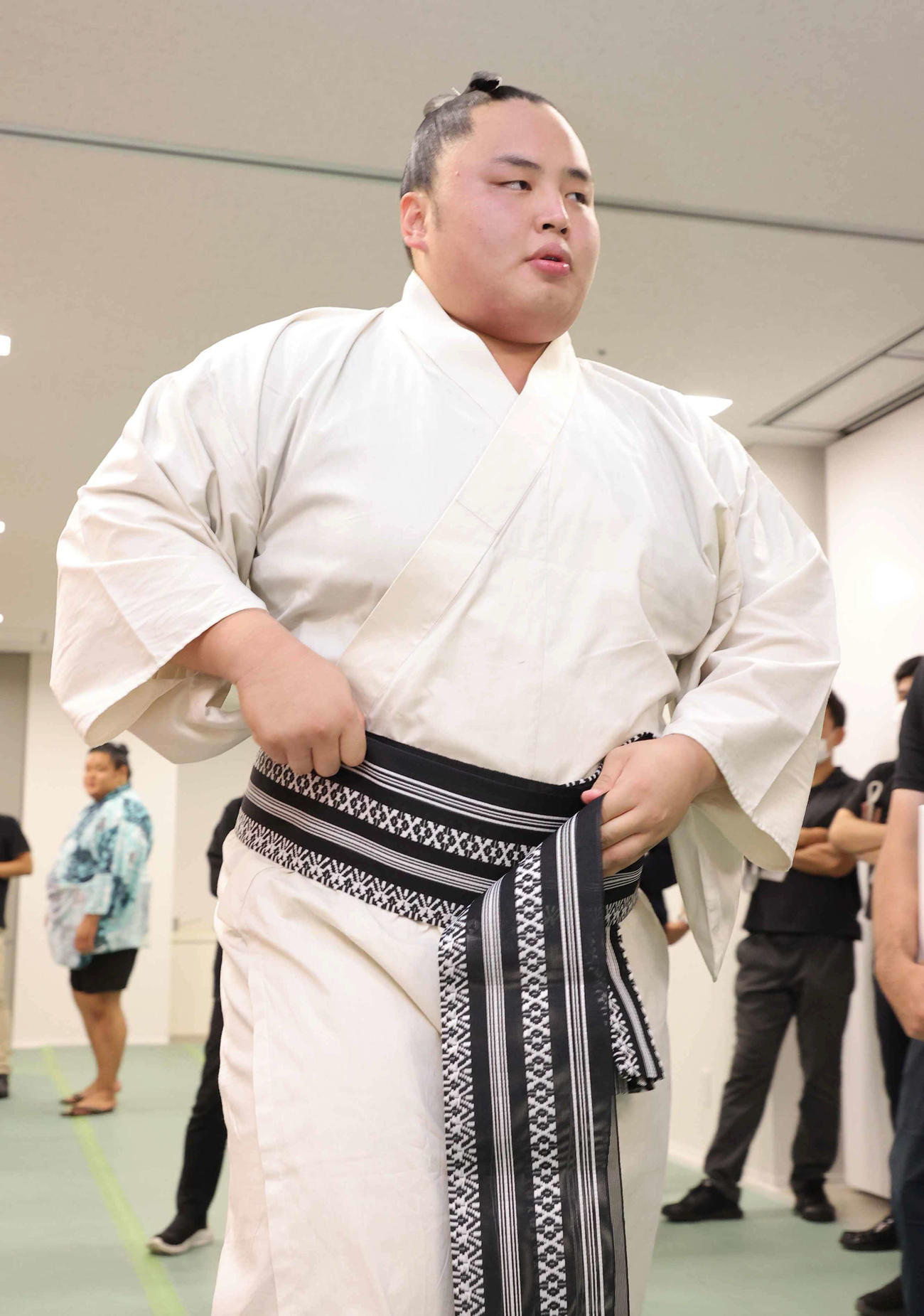 着替えを終え支度部屋を引き揚げる琴勝峰（代表撮影）