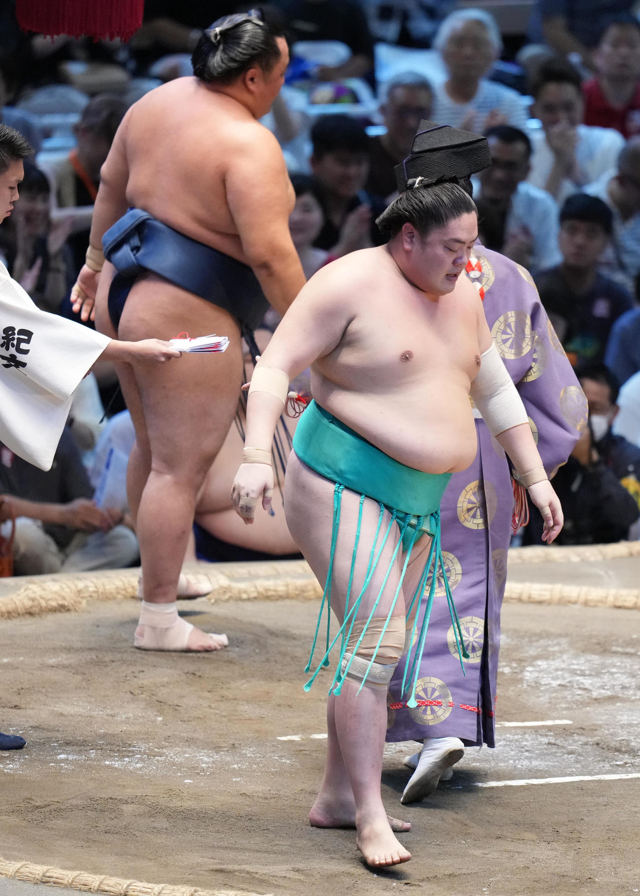 一山本（手前）は玉鷲に寄り切りで敗れる（撮影・小沢裕）