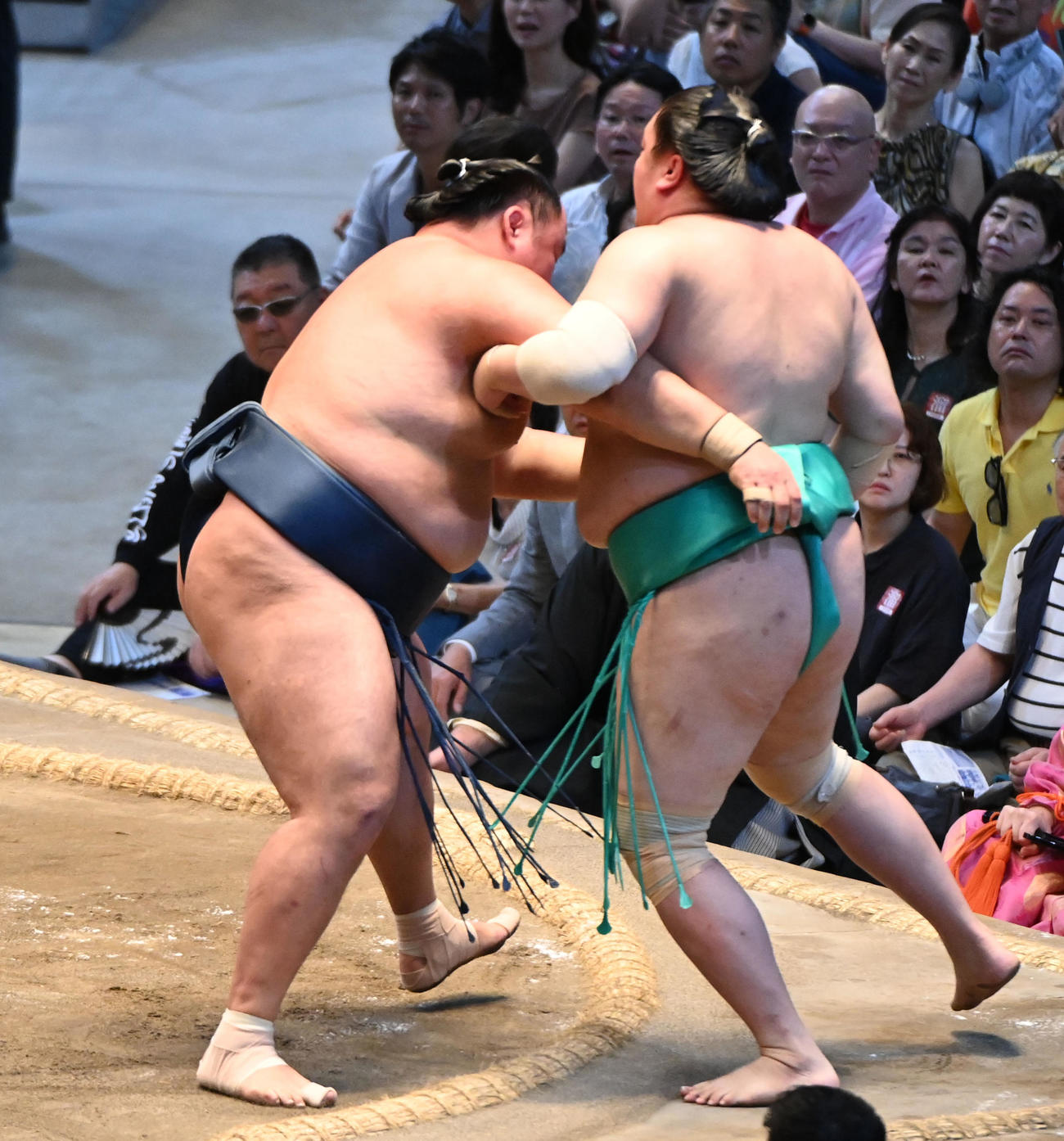 玉鷲（左）は一山本を寄り切りで破る（撮影・森本幸一）