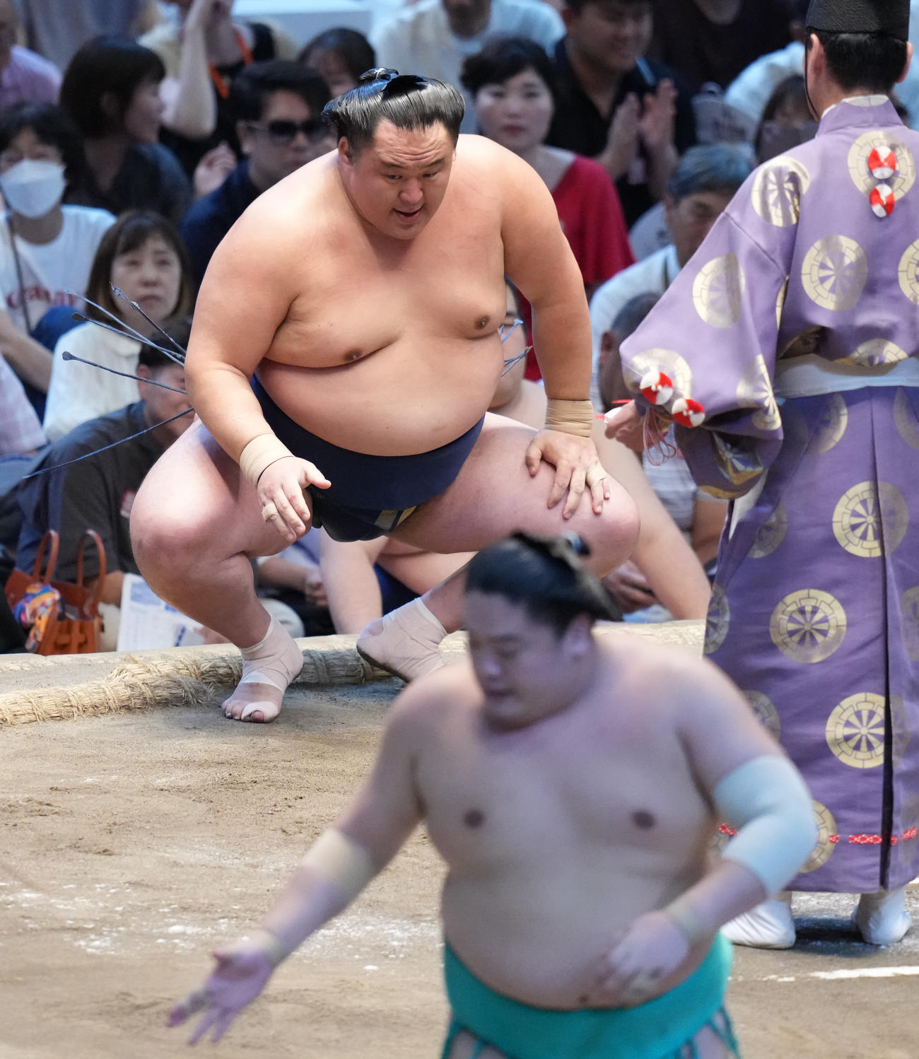 玉鷲は一山本（手前）を寄り切りで下す（撮影・小沢裕）