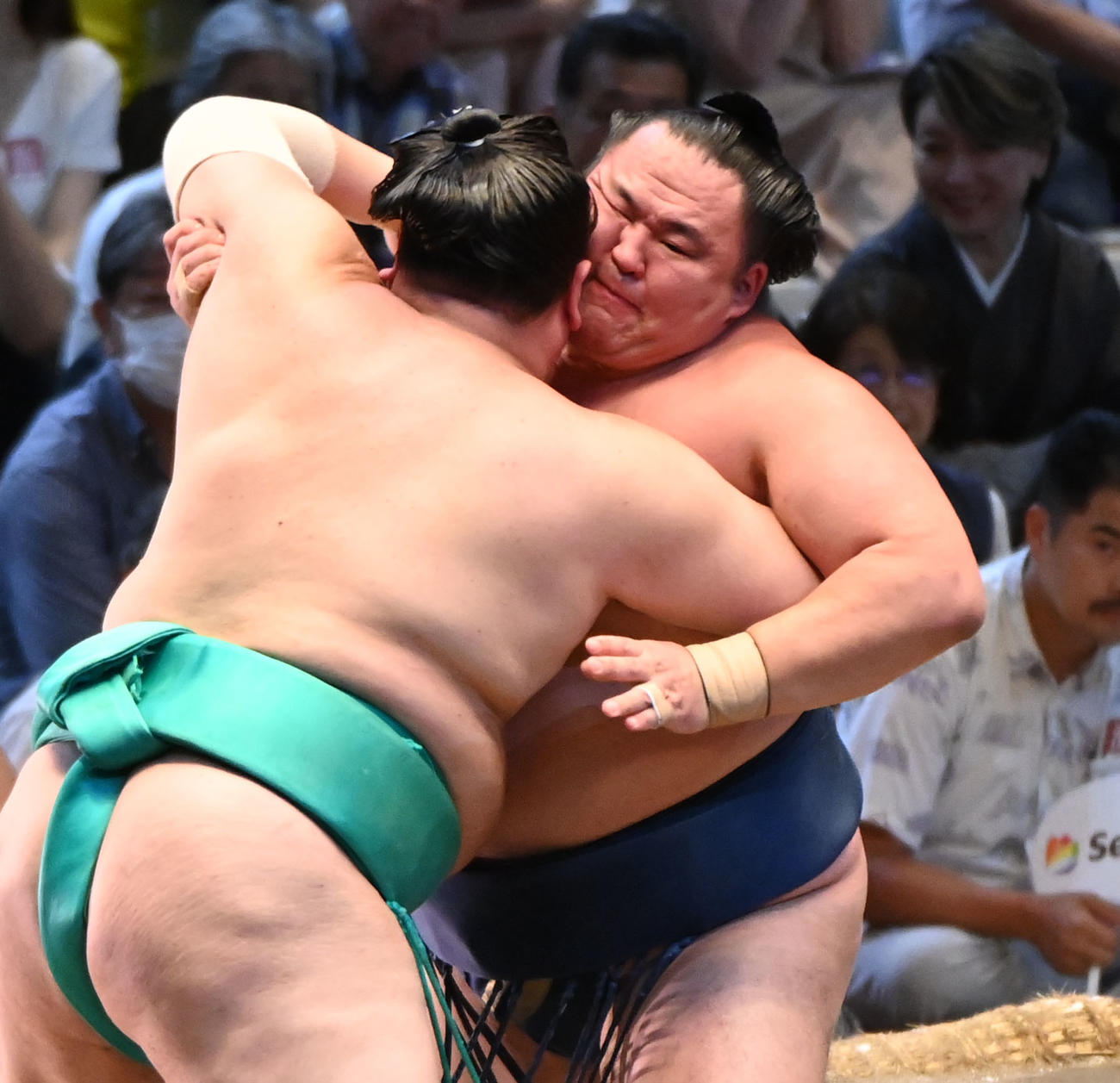玉鷲（右）は一山本を攻める（撮影・森本幸一）