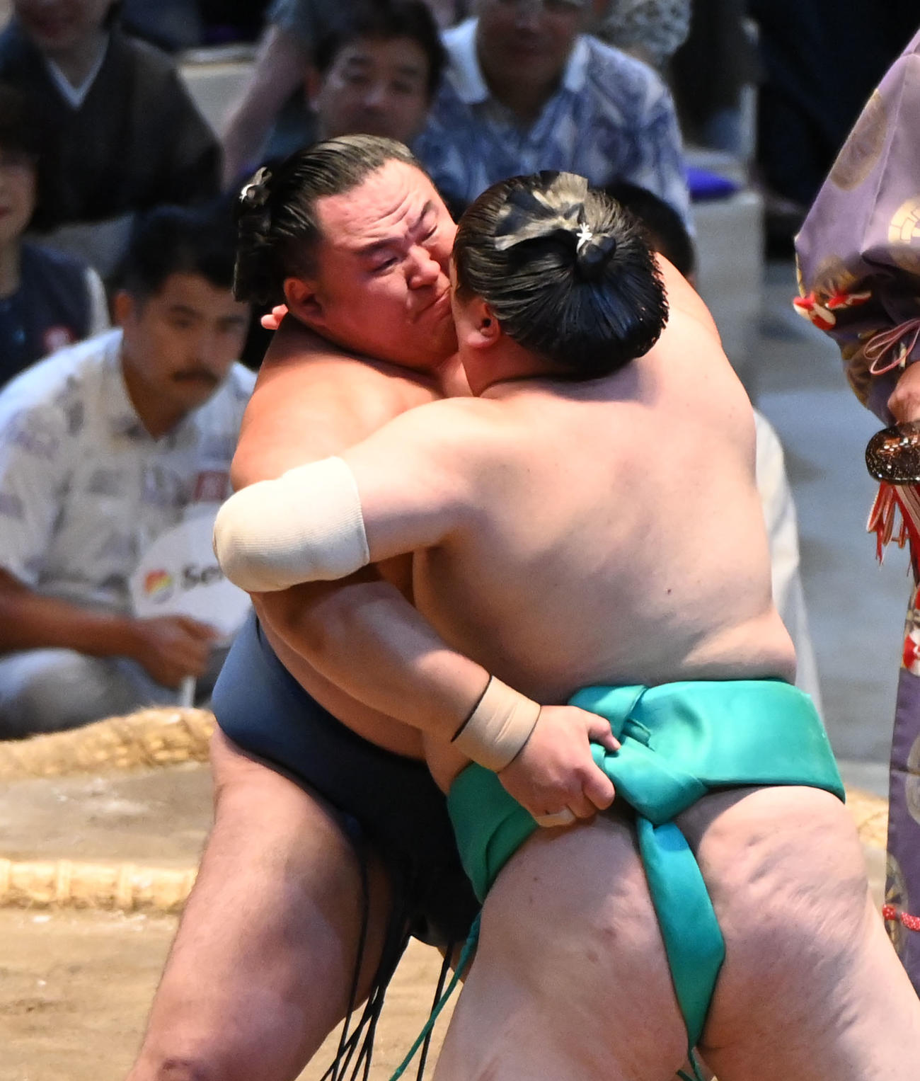 玉鷲（左）は一山本を攻める（撮影・森本幸一）