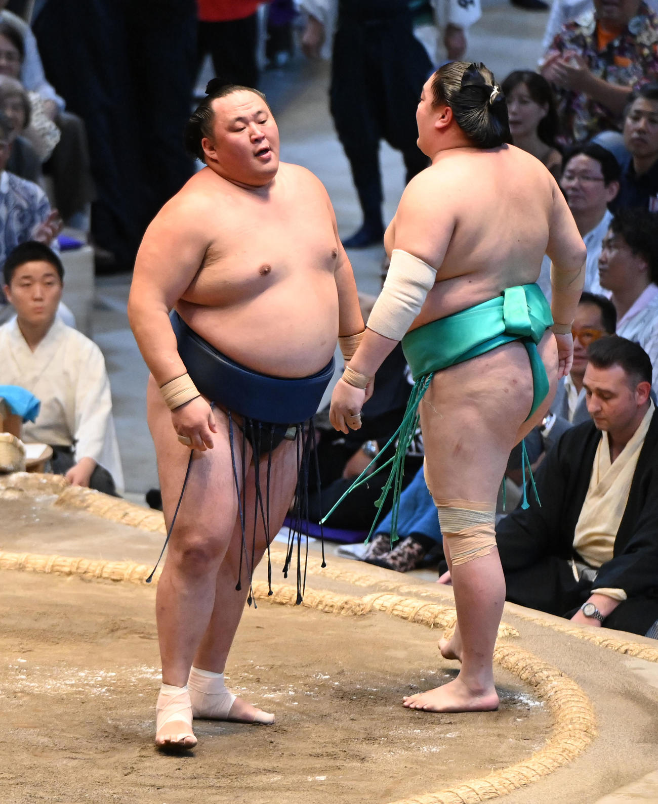 玉鷲（左）は一山本を寄り切りで破る（撮影・森本幸一）