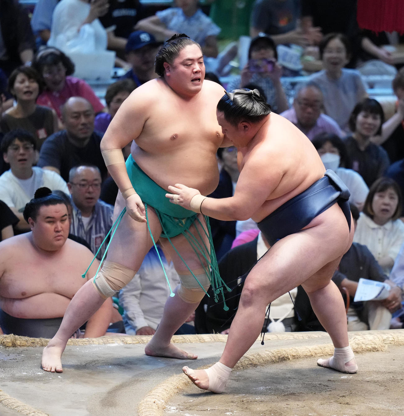 玉鷲は一山本（左）を寄り切りで下す（撮影・小沢裕）