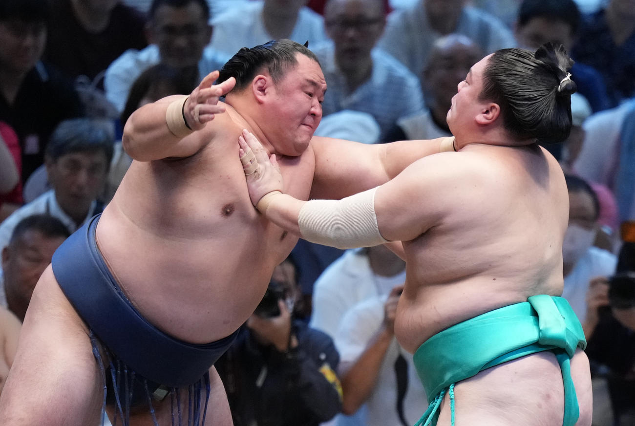 一山本（右）を攻める玉鷲（撮影・小沢裕）