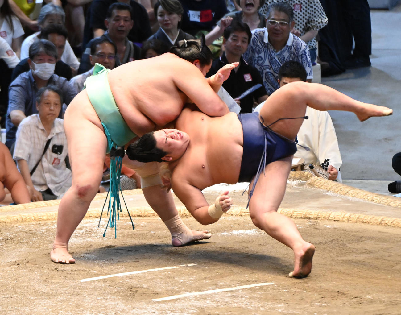 琴桜（左）は平戸海をすくい投げで破る（撮影・森本幸一）