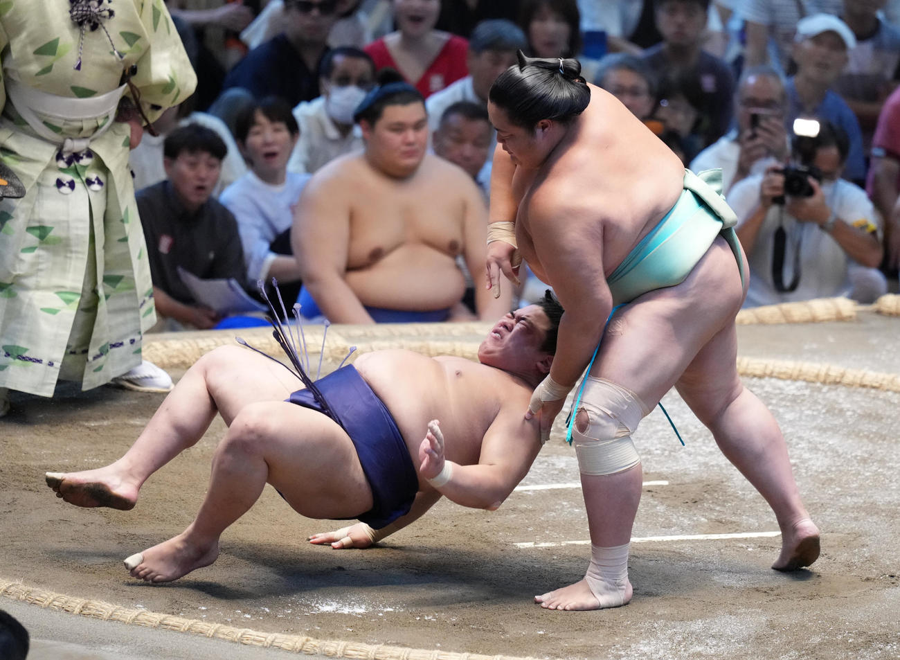 琴桜は平戸海（左）をすくい投げで下す（撮影・小沢裕）
