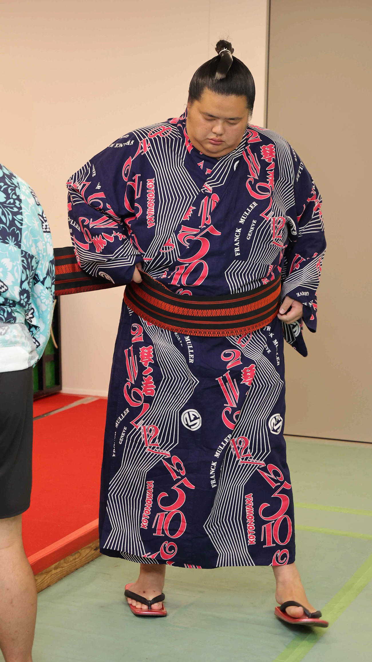 支度部屋で着替えをする琴桜（代表撮影）