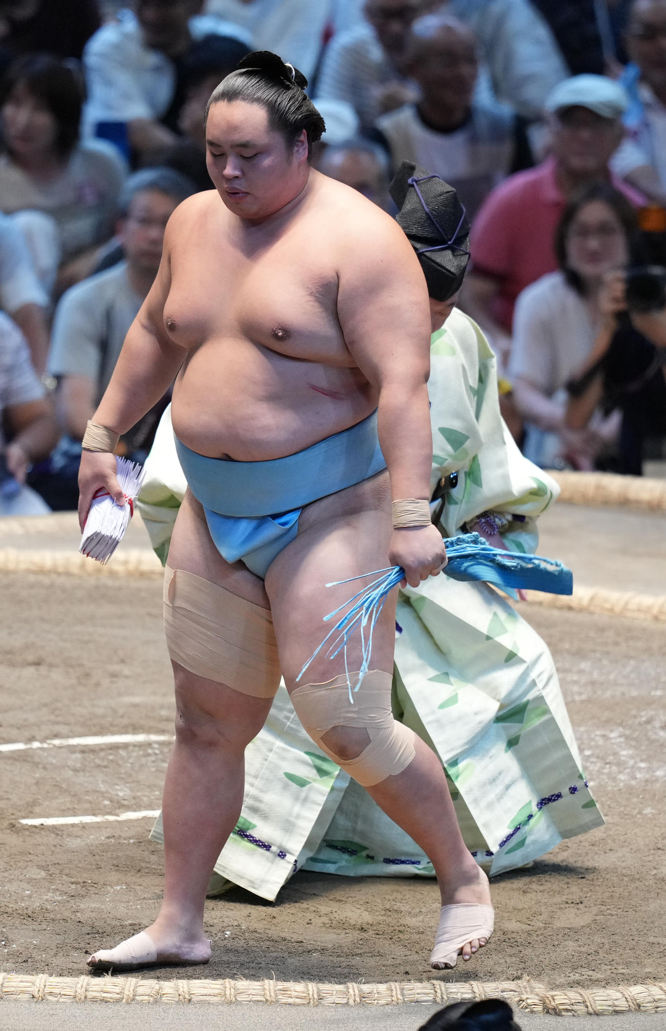 懸賞を手にする琴勝峰（撮影・小沢裕）