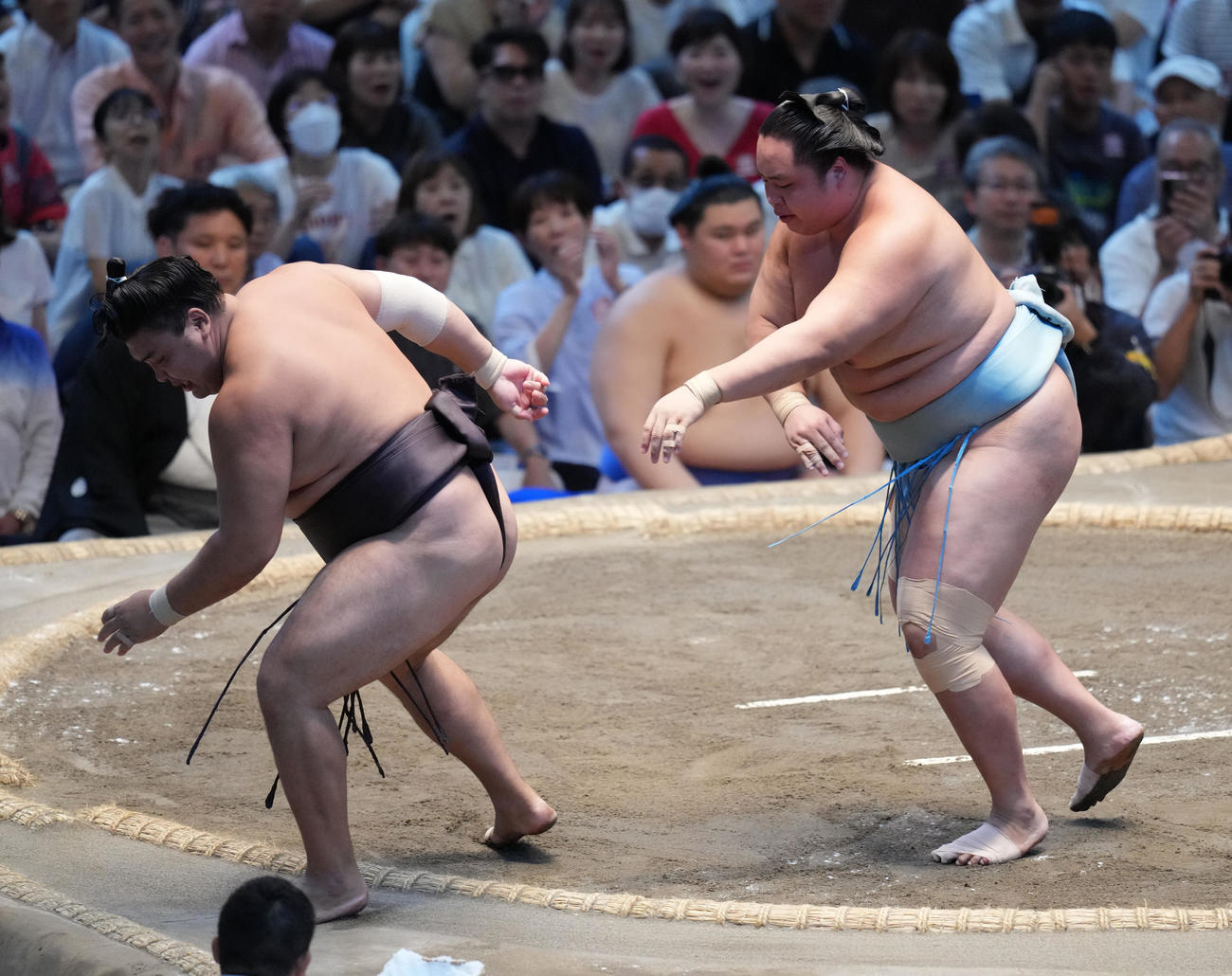 琴勝峰は霧島（左）を上手投げで破る（撮影・小沢裕）