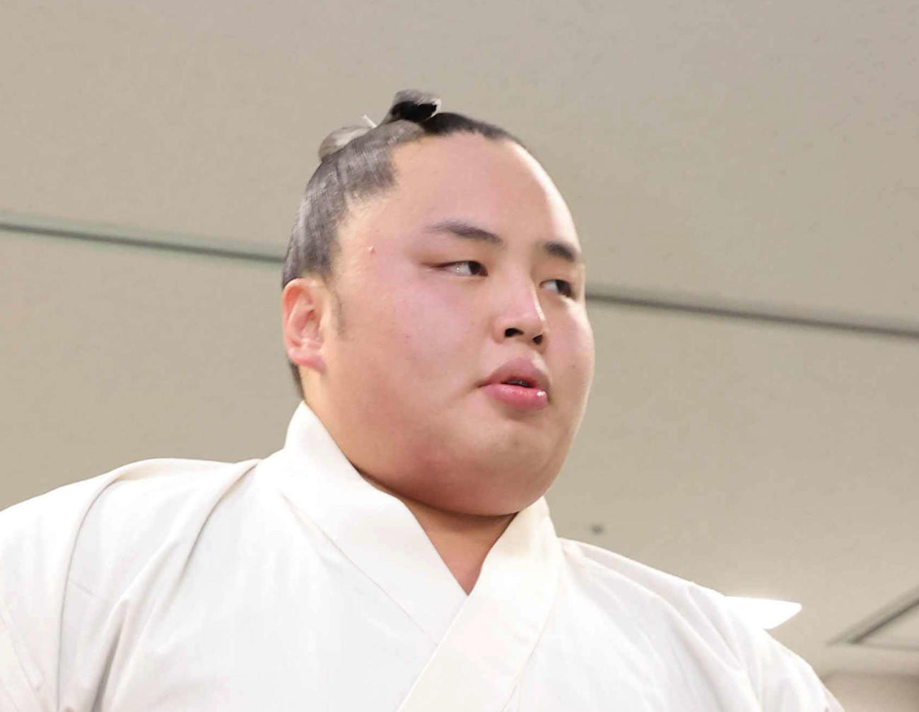 着替えを終え支度部屋を引き揚げる琴勝峰（代表撮影）