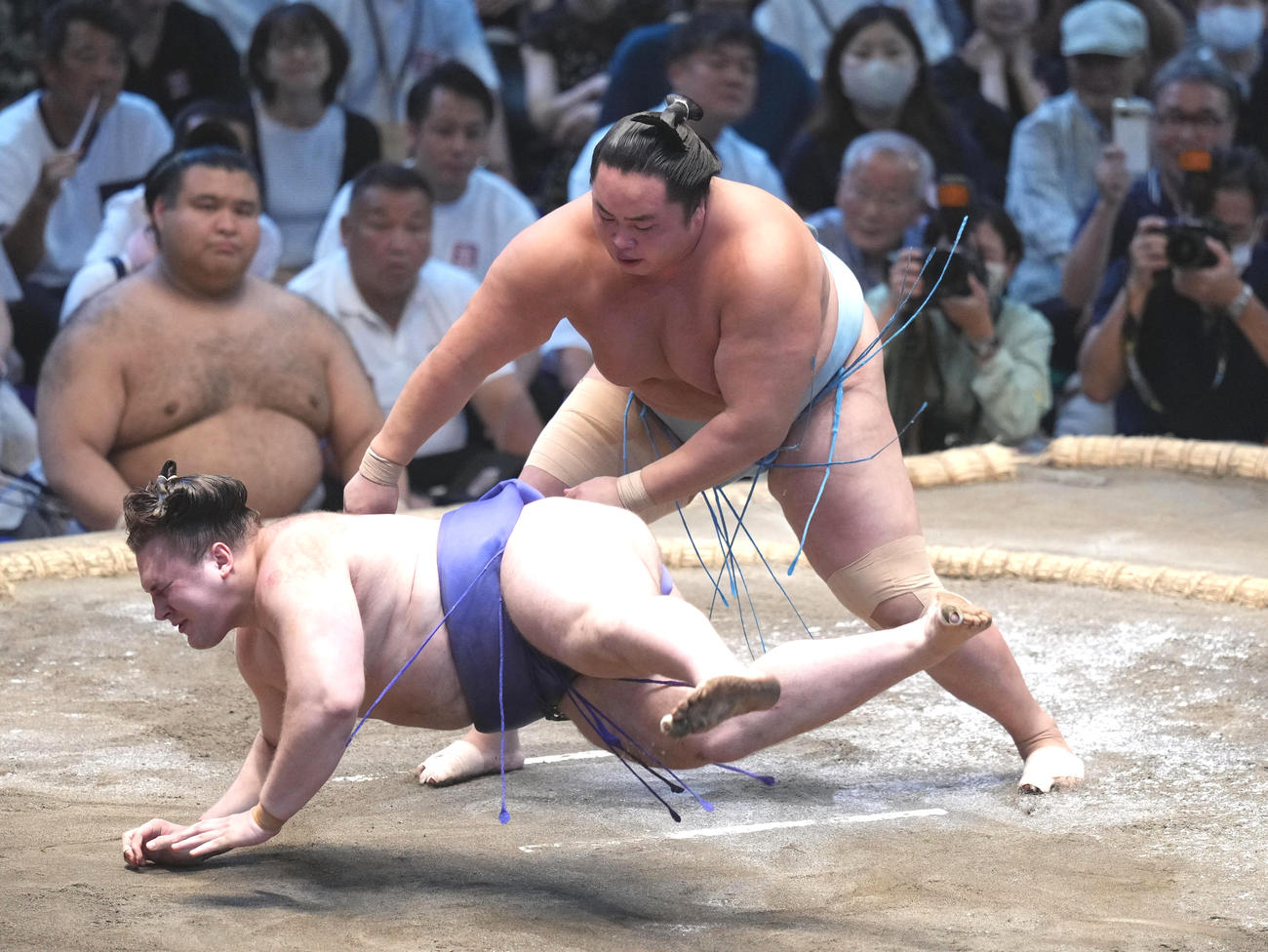 大相撲名古屋場所千秋楽　琴勝峰は安青錦（手前）を突き落としで破り幕内初優勝を決める