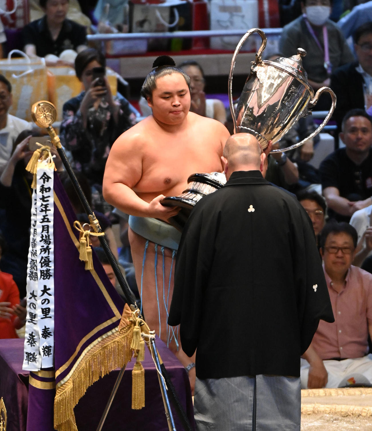 優勝し賜杯を手にする琴勝峰（撮影・森本幸一）