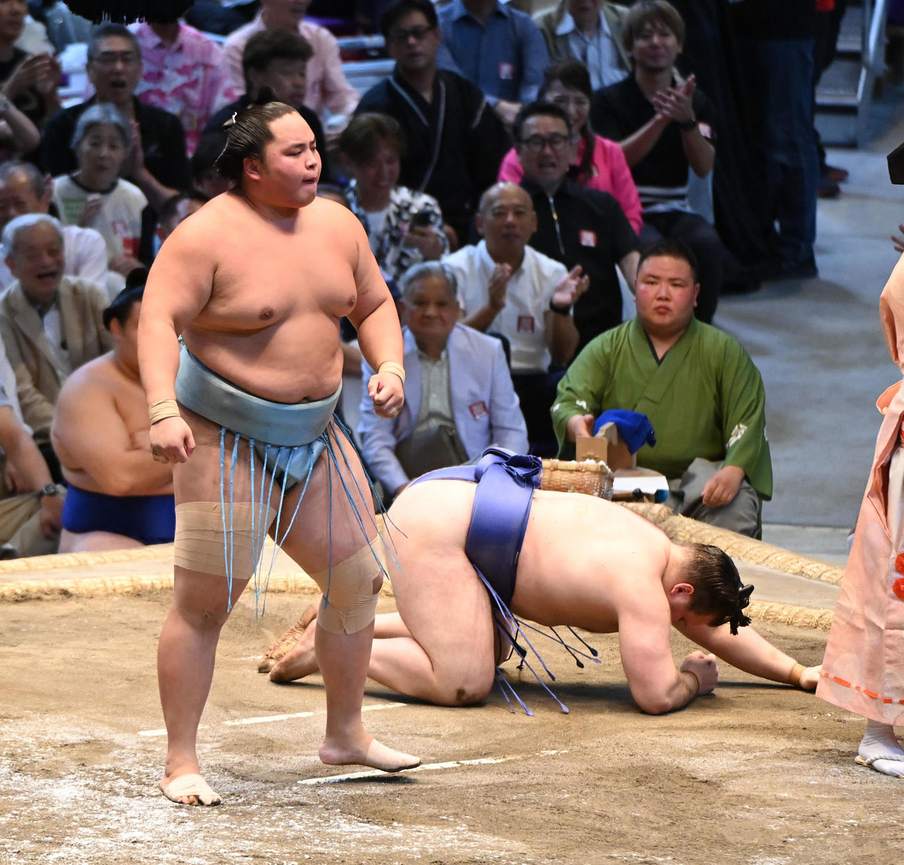 琴勝峰（左）は安青錦を突き落としで破る（撮影・森本幸一）