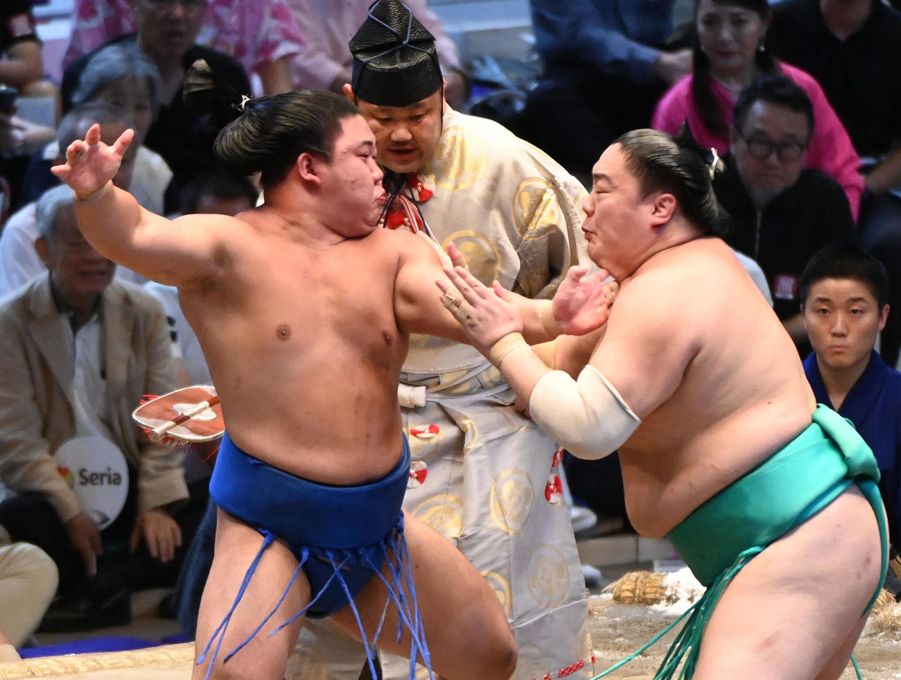 藤ノ川（左）は一山本を攻める（撮影・森本幸一）