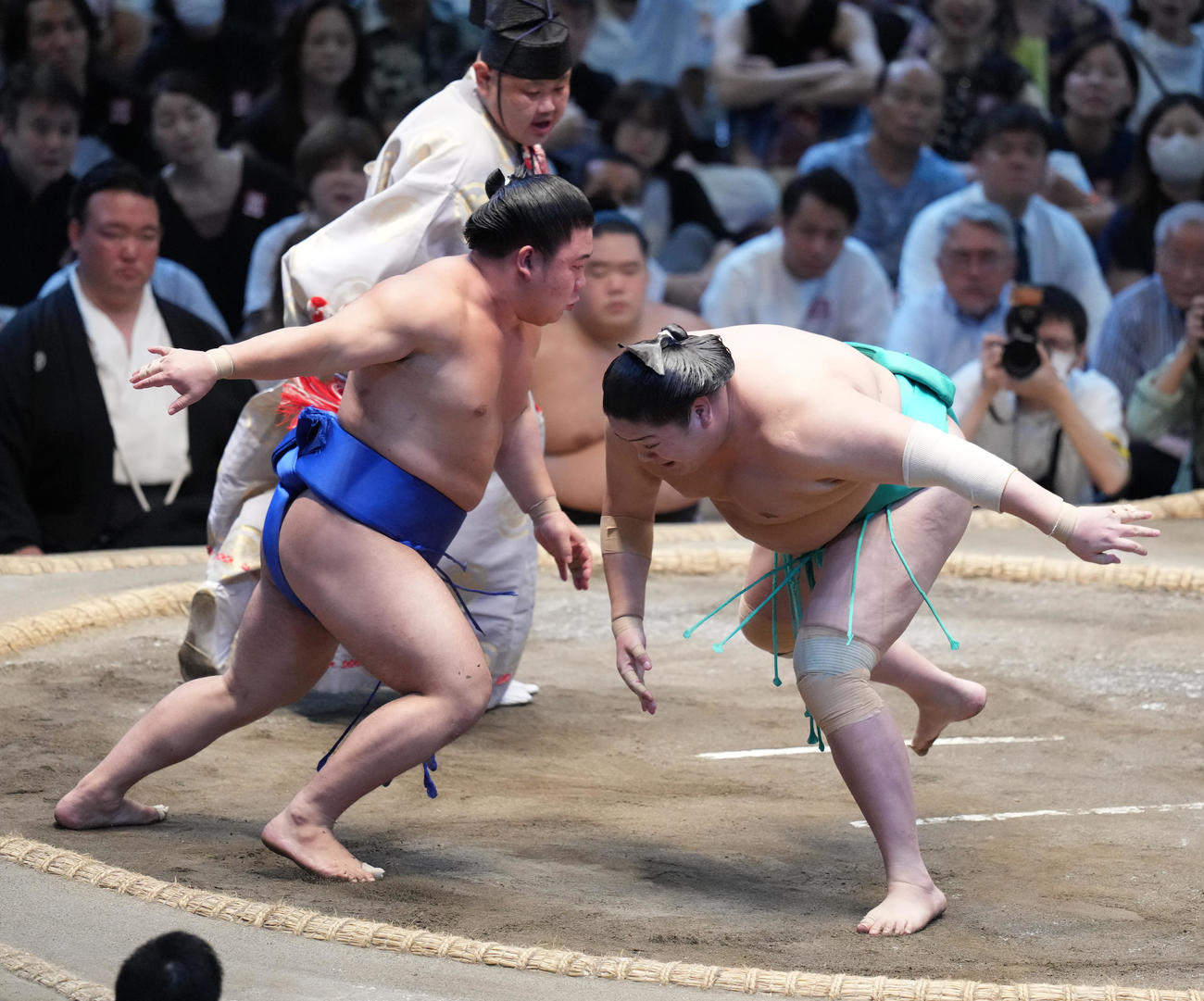 藤ノ川（左）は一山本をはたき込みで破る（撮影・小沢裕）