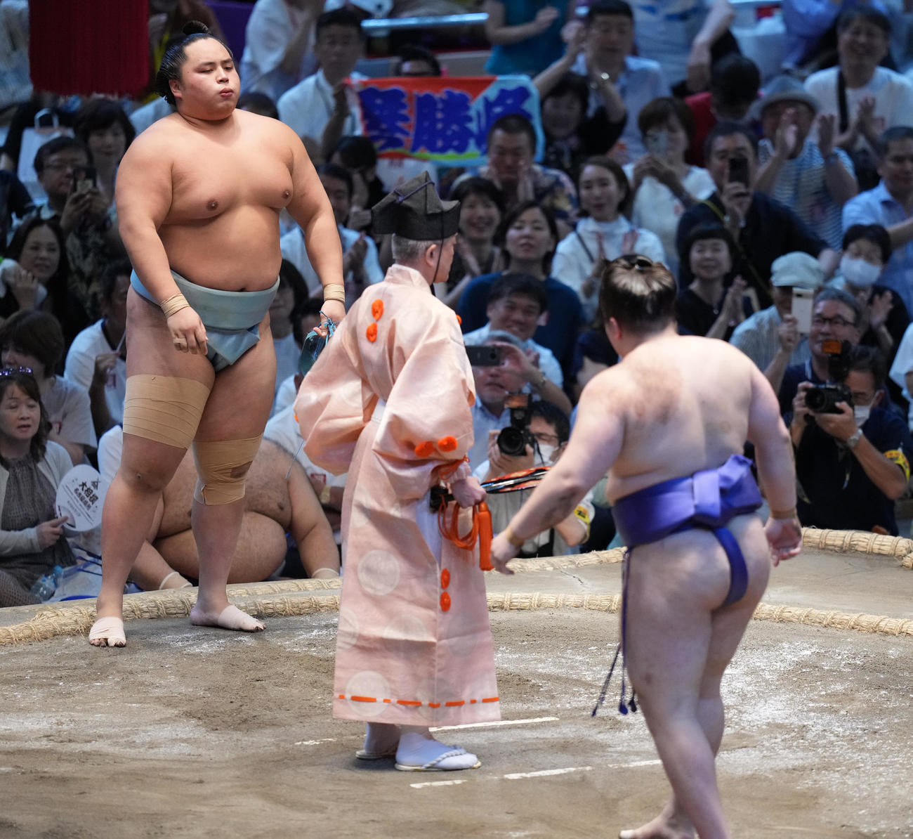 琴勝峰は安青錦（手前右）を突き落としで破り幕内初優勝を決める（撮影・小沢裕）