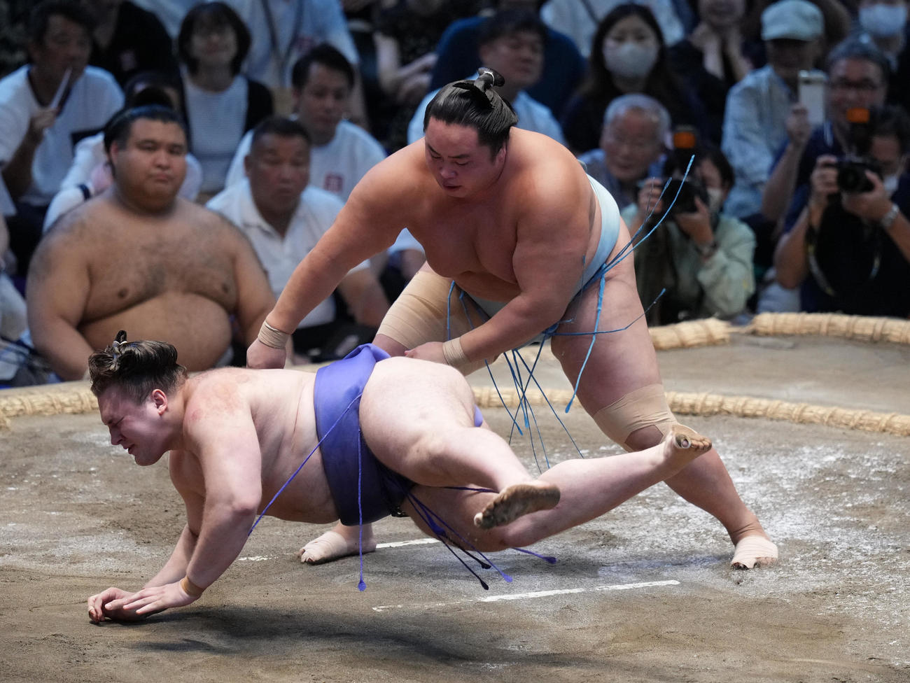 大相撲名古屋場所千秋楽　琴勝峰は安青錦（手前）を突き落としで破り幕内初優勝を決める＝2025年7月27日
