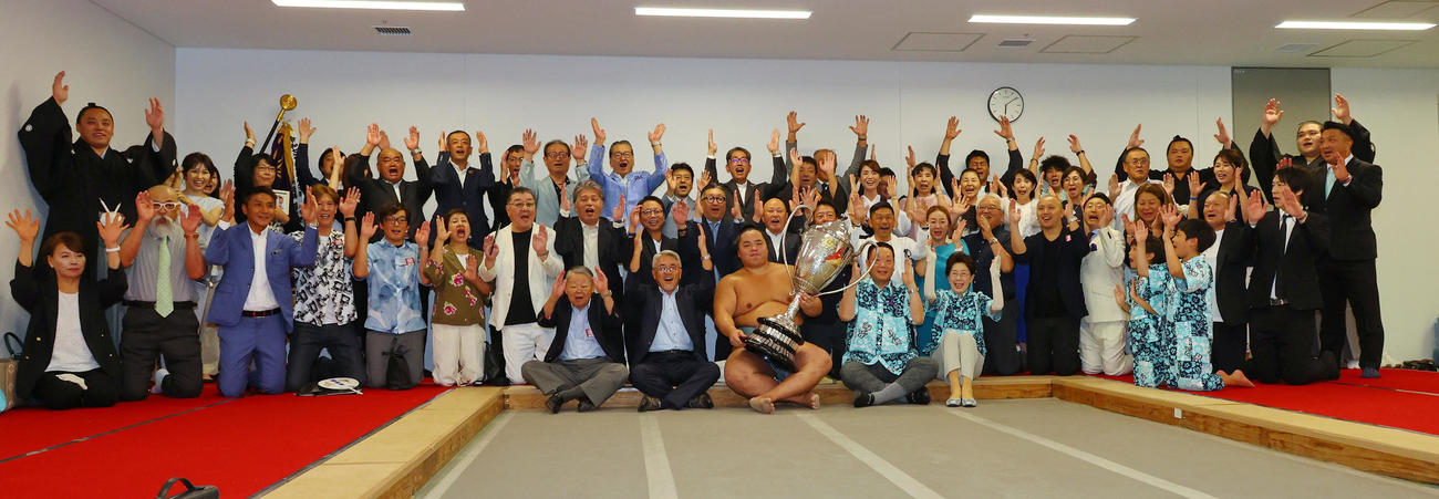 初優勝を果たし、関係者に祝福される琴勝峰（前列中央）（代表撮影）