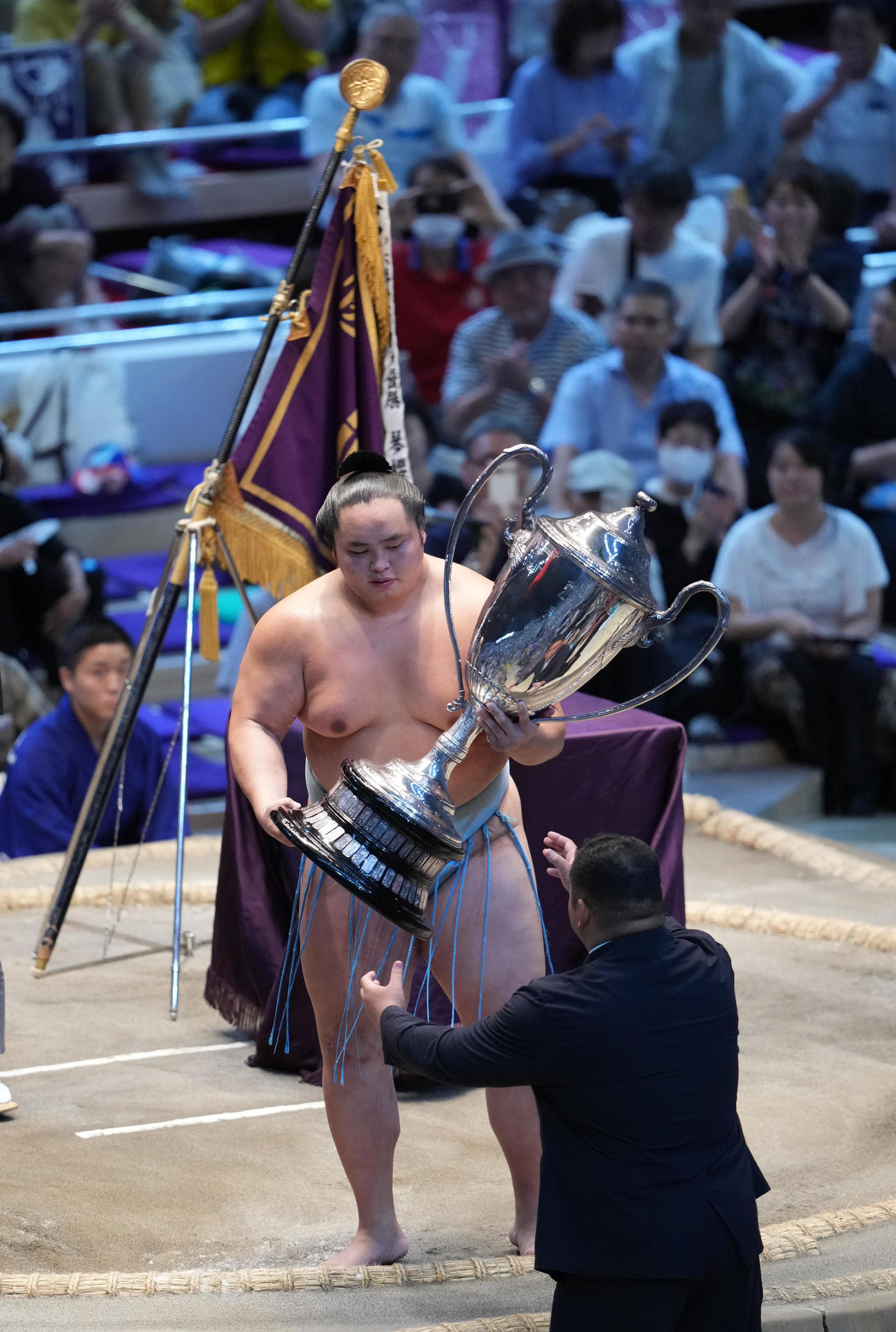 幕内初優勝を決め賜杯を手にする琴勝峰（撮影・小沢裕）