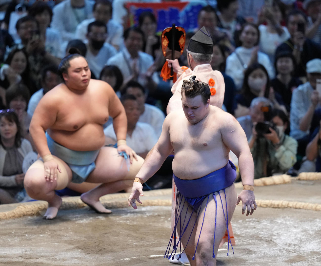琴勝峰は安青錦（手前右）を突き落としで破り幕内初優勝を決める（撮影・小沢裕）
