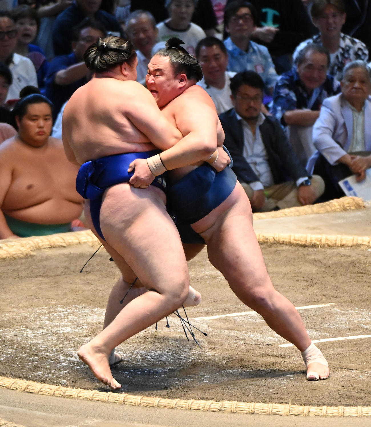 玉鷲（右）は欧勝馬を寄り切りで破る（撮影・森本幸一）