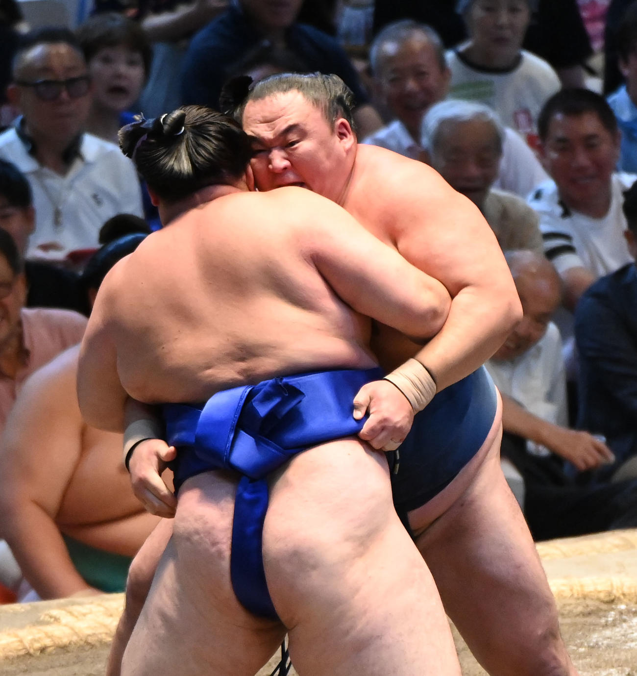 玉鷲（右）は欧勝馬を寄り切りで破る（撮影・森本幸一）