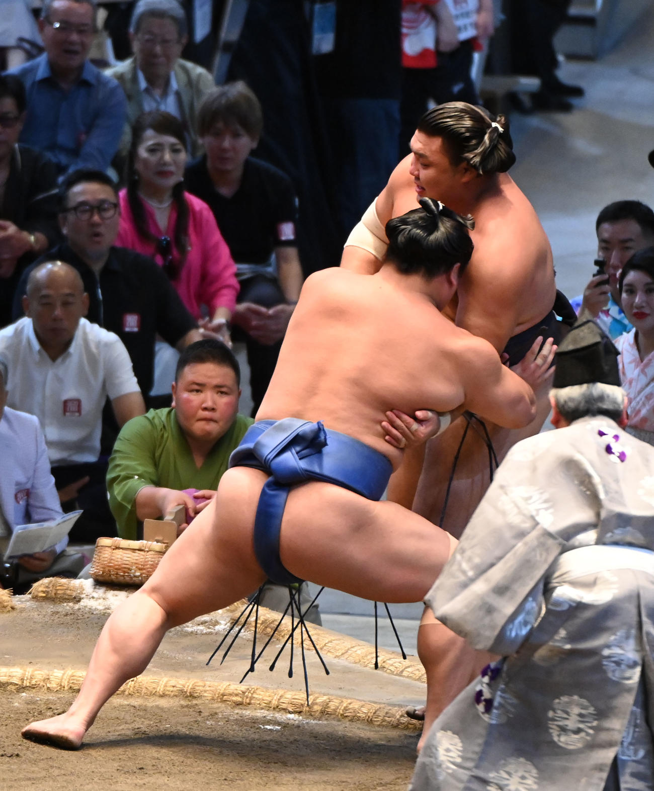 若隆景（左）は霧島を寄り切りで破る（撮影・森本幸一）