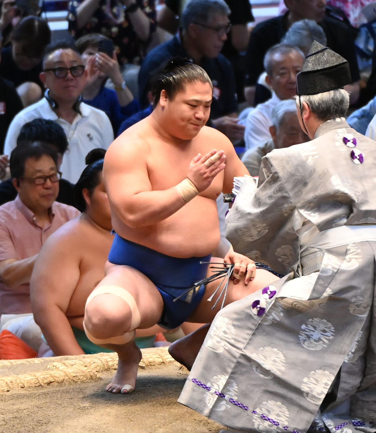 若隆景は霧島を寄り切りで破り勝ち名乗りを受ける（撮影・森本幸一）