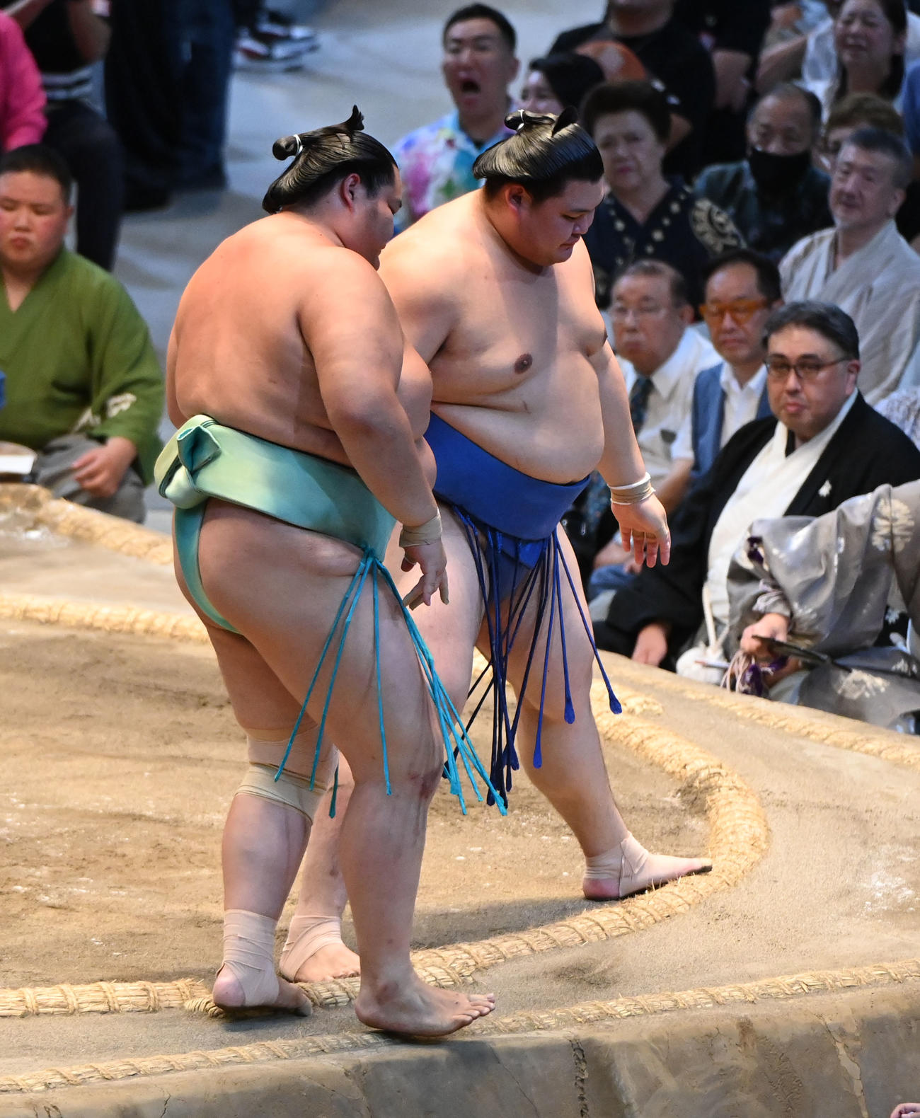 大の里（右）は琴桜を寄り切りで破る（撮影・森本幸一）