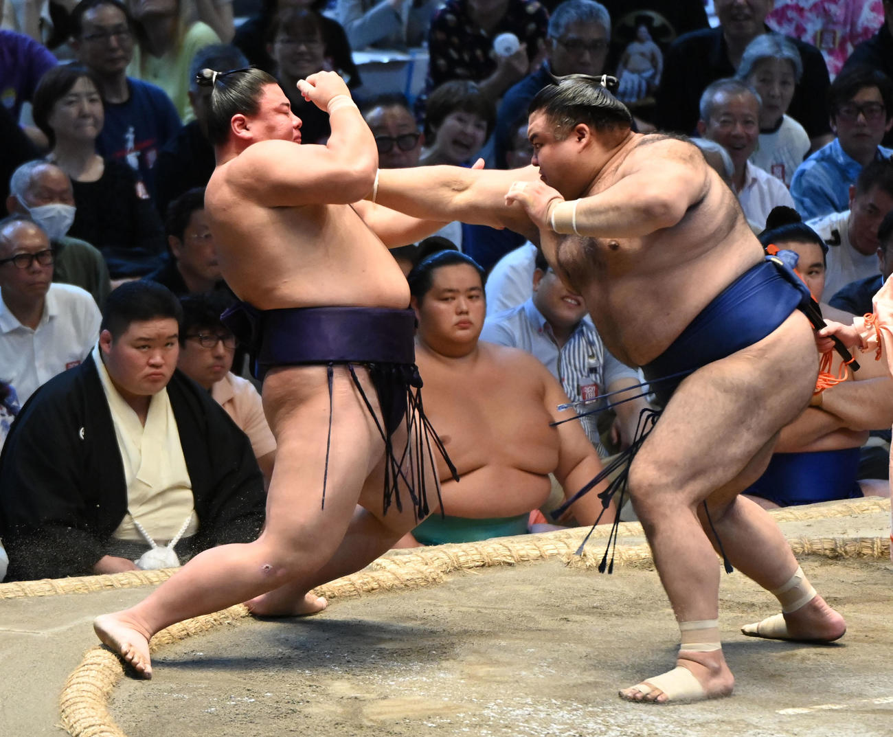 高安（右）の攻めに土俵際に追い詰められる草野（撮影・森本幸一）