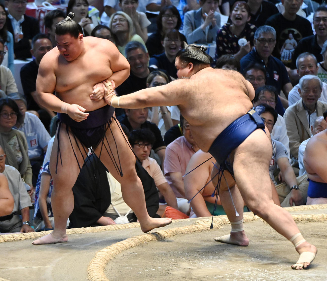 草野（左）は高安に突き出しで敗れる（撮影・森本幸一）