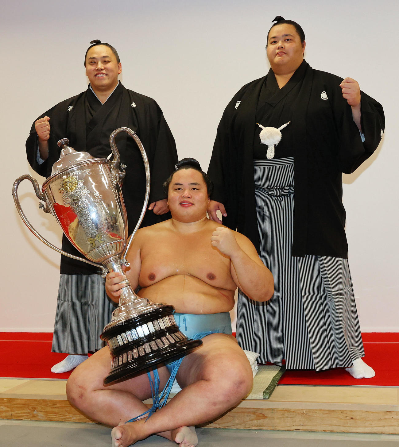 初優勝し、記念撮影する琴勝峰（中央）。右は琴桜、左は琴栄峰（代表撮影）