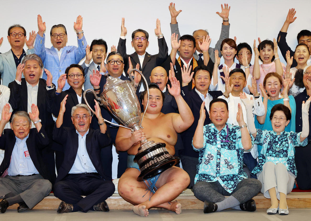 初優勝を果たし、賜杯を手に万歳する琴勝峰（前列中央）（代表撮影）