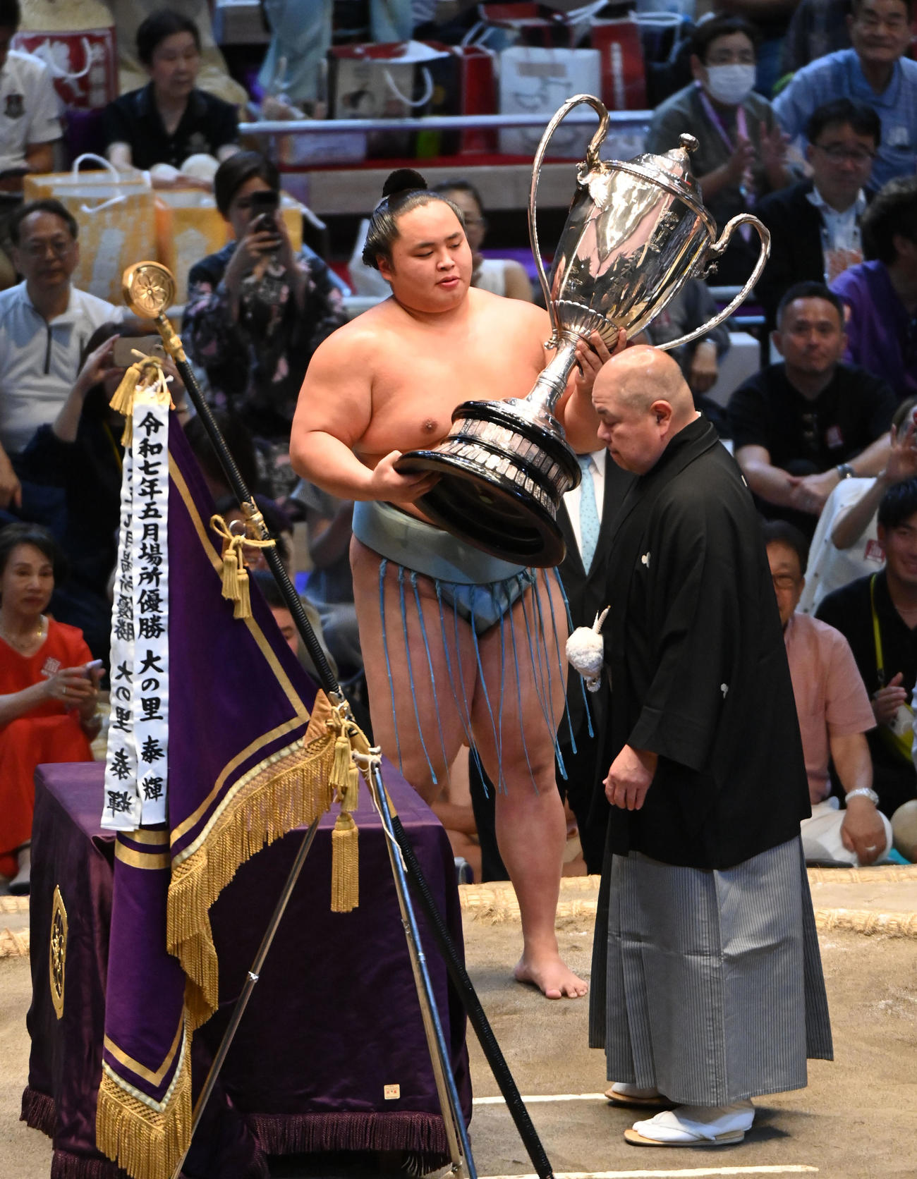 優勝し賜杯を手にする琴勝峰（撮影・森本幸一）