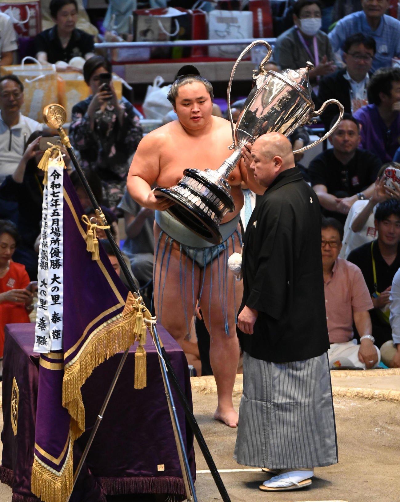優勝し賜杯を手にする琴勝峰（撮影・森本幸一）