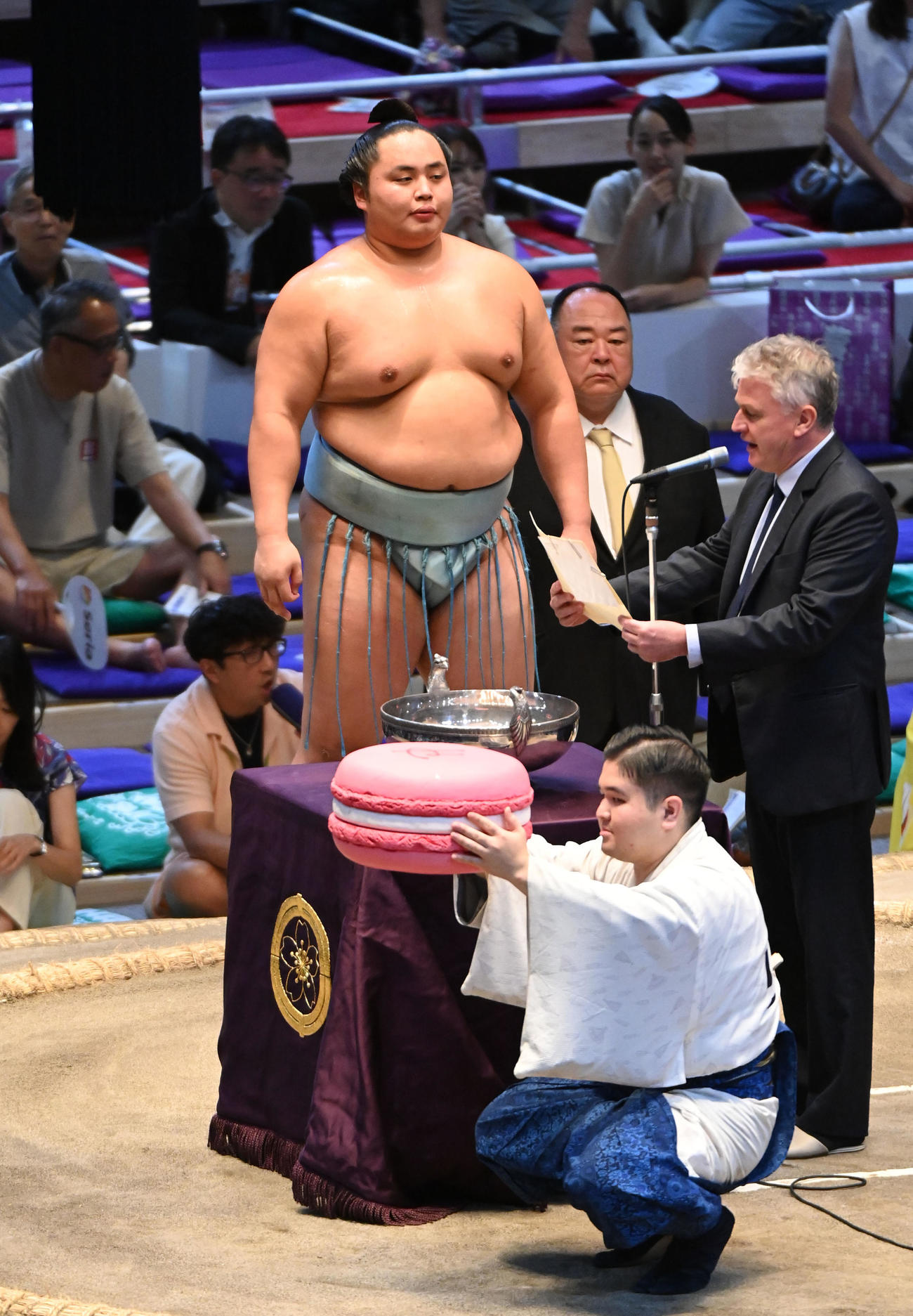 優勝し日仏友好杯とと記念品を受け取る琴勝峰（撮影・森本幸一）
