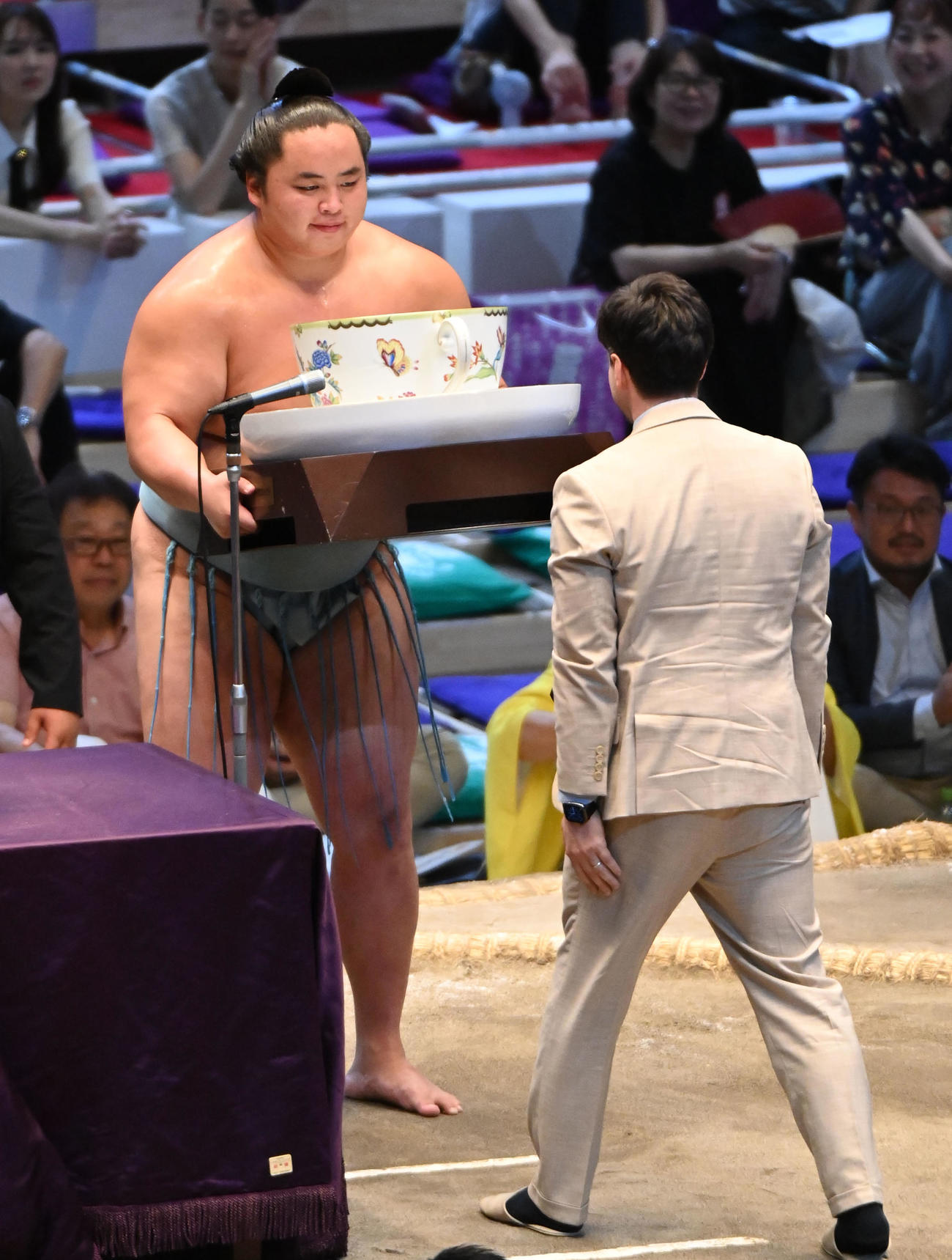優勝しハンガリー国友好杯と記念品を受け取る琴勝峰（撮影・森本幸一）