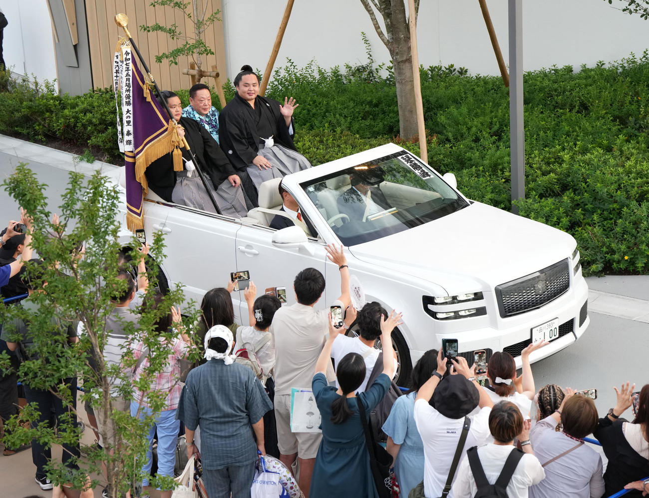 優勝し旗手を務める琴桜と共にパレードをする琴勝峰（撮影・森本幸一）