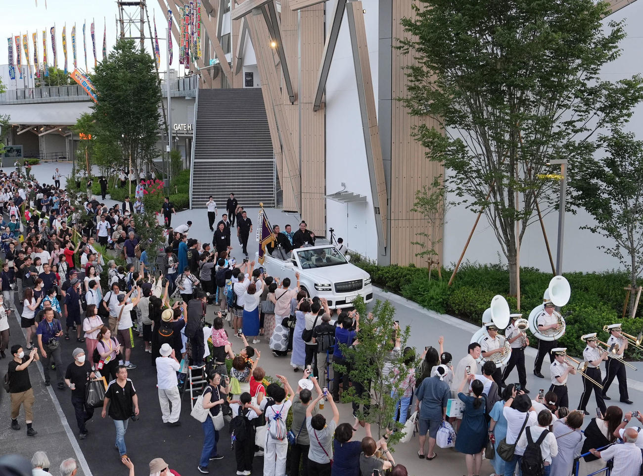 優勝し旗手を務める琴桜と共にパレードをする琴勝峰（撮影・森本幸一）