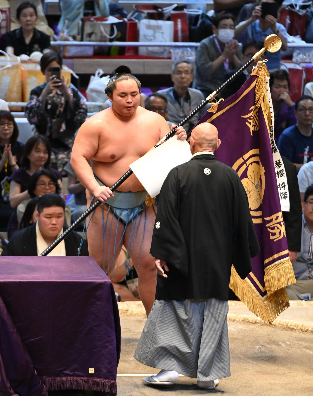 優勝し優勝旗を手にする琴勝峰（撮影・森本幸一）