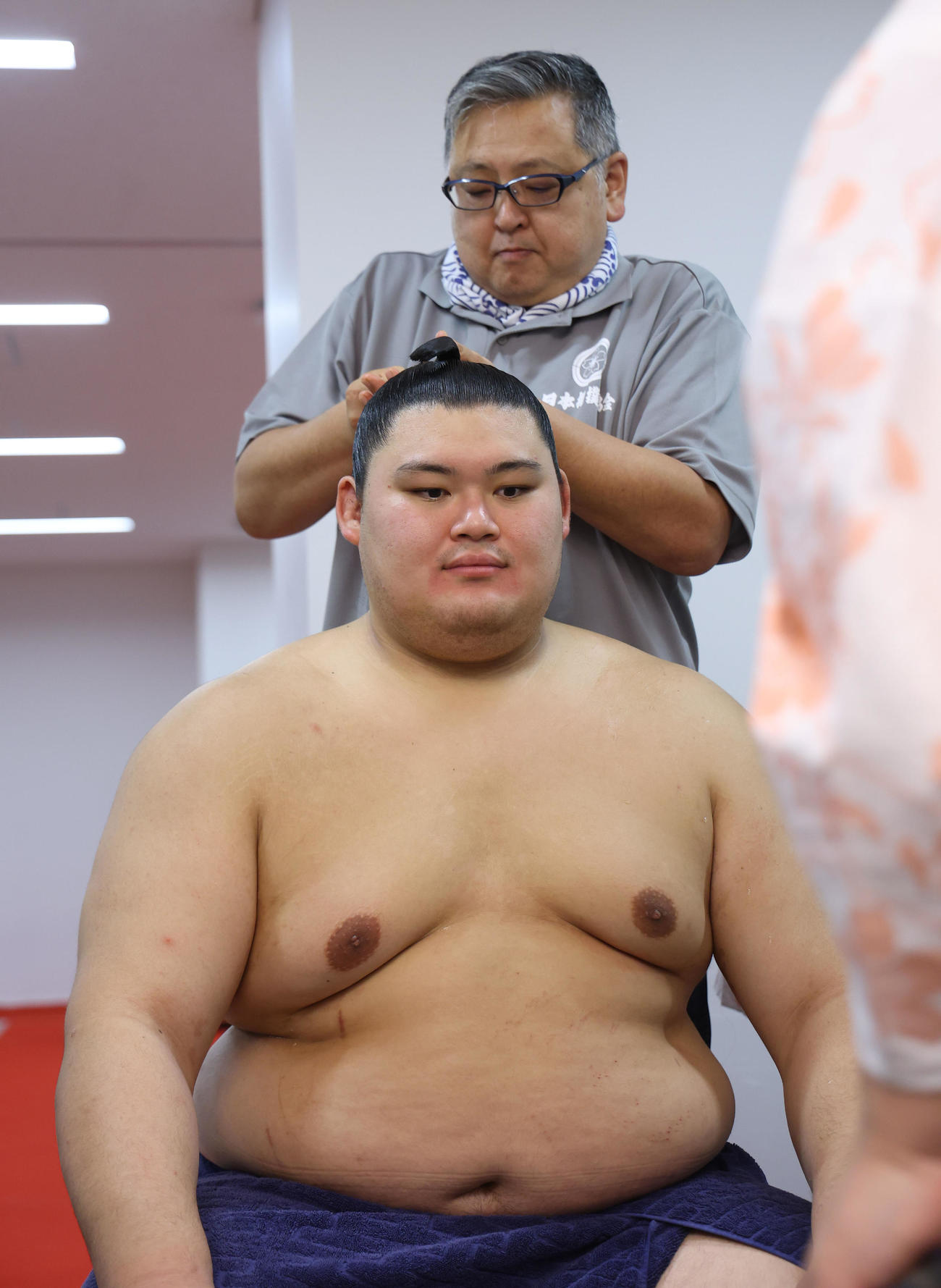 支度部屋で取材に応じる大の里（代表撮影）