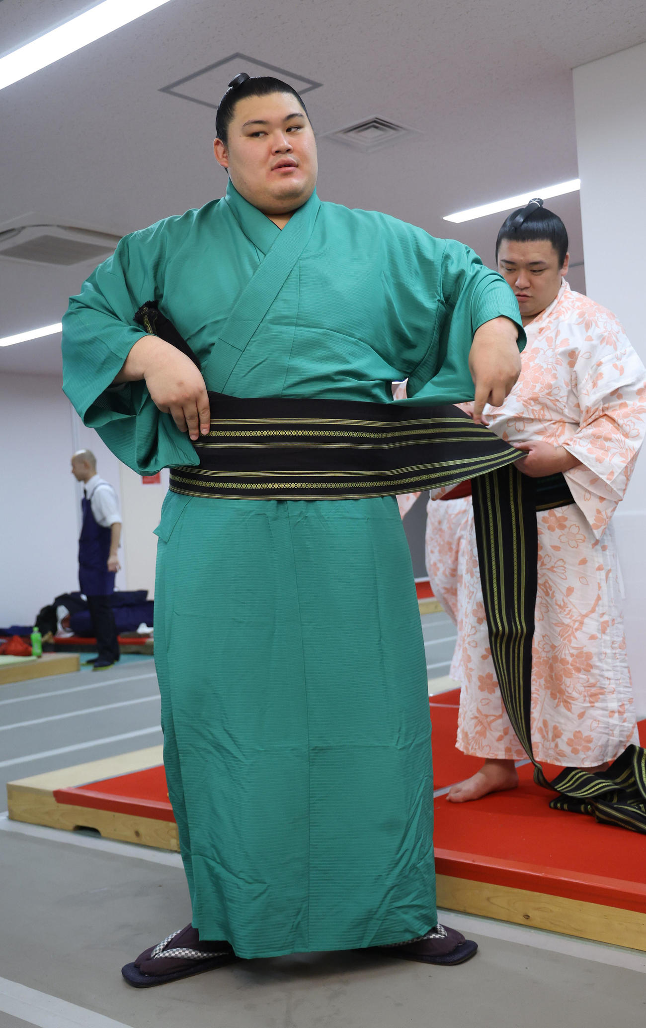 浴衣に着替え会場を後にする大の里（代表撮影）